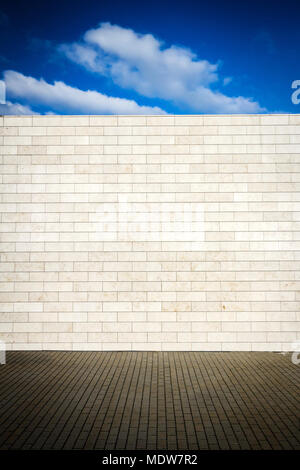 Fliesen- wand mit leeren Stein Steine und ein Himmel Stockfoto