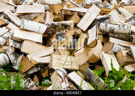 Gehackte Holzscheite für Winter Feuer. Stapel der hackte Brennholz bereit für den Winter. Gehackte brennholz Textur Hintergrund Stockfoto