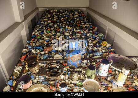 Oswiecim/Polen - 02.15.2018: Ausstellung Raum voller Opfer Küchengeräte im KZ Auschwitz Museum. Stockfoto