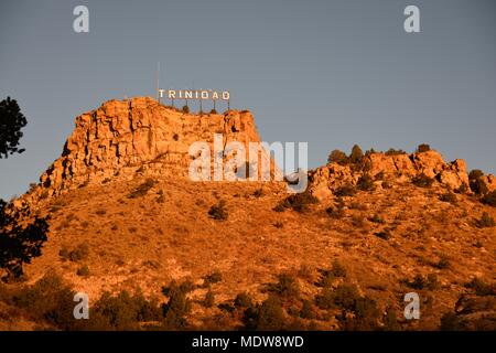 Stadt Trinidad Colorado Wahrzeichen auf einem felsigen Hügel bei Sonnenaufgang. Stockfoto