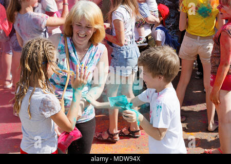 Editorial. Omsk, Russland - 25. Juni 2017. Festival der Farben im Park des sowjetischen Bezirk in Andrianova Straße Stockfoto