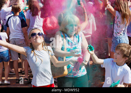 Editorial. Omsk, Russland - 25. Juni 2017. Festival der Farben im Park des sowjetischen Bezirk in Andrianova Straße Stockfoto