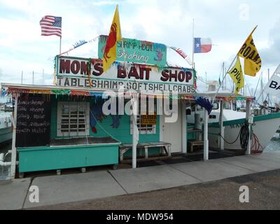 Aransas Bay Boat Harbour Marina Angeln Köder Shop und Seafood Market auf die Gewässer des Golfs von Mexiko in Rockport, Texas, USA. Stockfoto