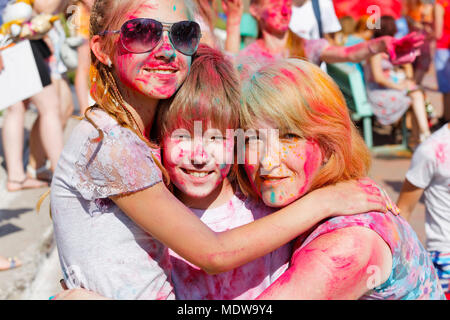 Editorial. Omsk, Russland - 25. Juni 2017. Festival der Farben im Park des sowjetischen Bezirk in Andrianova Straße Stockfoto