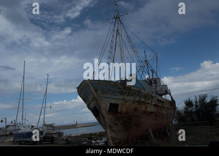 Auf hölzernen Schiff auf Reparatur, Polis, Zypern Stockfoto