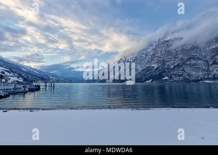 Der Walensee Walensee (See) mit Churfirsten im Hintergrund. Walenstadt, Sarganserland, Kanton St. Gallen, Schweiz Stockfoto