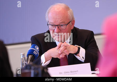 Der Vorsitzende der LfA Förderbank Bayern Otto Beierl sprach mit der Presse. Der bayerische Wirtschaftsminister Franz Josef Pschierer der Christlich Sozialen Union (CSU) präsentiert zusammen mit dem Vorstand der LfA Förderbank das Gleichgewicht von 2017. (Foto von Alexander Pohl/Pacific Press) Stockfoto