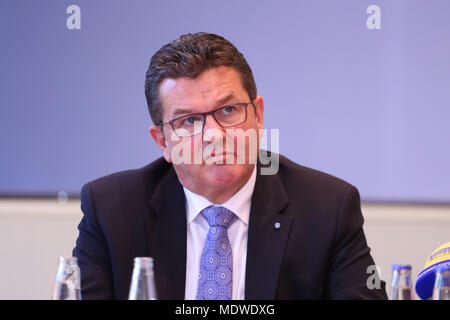 Franz Josef Pschierer sprach mit der Presse. Der bayerische Wirtschaftsminister Franz Josef Pschierer der Christlich Sozialen Union (CSU) präsentiert zusammen mit dem Vorstand der LfA Förderbank das Gleichgewicht von 2017. (Foto von Alexander Pohl/Pacific Press) Stockfoto