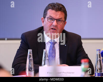 Franz Josef Pschierer sprach mit der Presse. Der bayerische Wirtschaftsminister Franz Josef Pschierer der Christlich Sozialen Union (CSU) präsentiert zusammen mit dem Vorstand der LfA Förderbank das Gleichgewicht von 2017. (Foto von Alexander Pohl/Pacific Press) Stockfoto