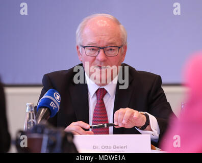 Der Vorsitzende der LfA Förderbank Bayern Otto Beierl sprach mit der Presse. Der bayerische Wirtschaftsminister Franz Josef Pschierer der Christlich Sozialen Union (CSU) präsentiert zusammen mit dem Vorstand der LfA Förderbank das Gleichgewicht von 2017. (Foto von Alexander Pohl/Pacific Press) Stockfoto