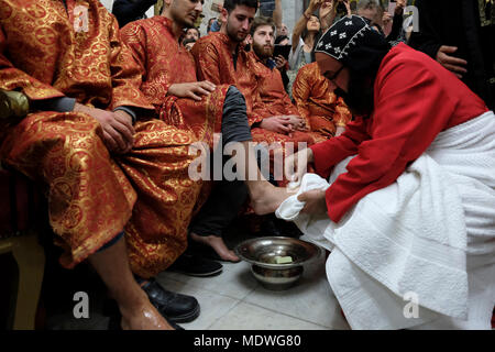 Jerusalem, Israel, 5. April 2018. Syrisch-orthodoxen Erzbischof Mar Swerios Malki Murad, führt die traditionelle Fußwaschung am Gründonnerstag, vor dem orthodoxen Osterfest das Gedenken an das Letzte Abendmahl Jesu Christi mit den Aposteln in San Marcos oder St. Markus Kirche im Zentrum der Syrisch-orthodoxen Gemeinschaft, wo Gebete in Aramic Sprache in der Altstadt Ost Jerusalem Israel durchgeführt werden. Stockfoto