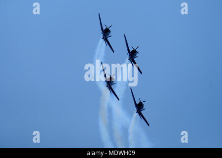 Beechcraft T-6A Texan II für einmotorige Turboprop air Handwerk der Israelischen Air Force aerobatic Team im Formationsflug und Rauch in den Himmel während der Airshow auf Israels 70th Tag der Unabhängigkeit über Jerusalem Stockfoto