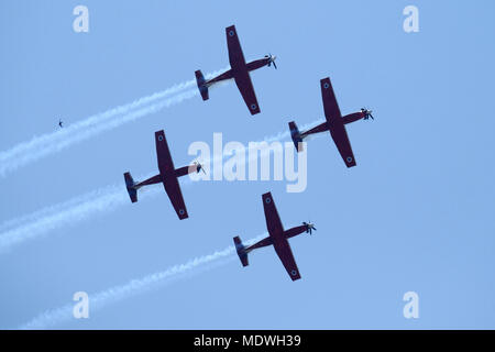 Beechcraft T-6A Texan II für einmotorige Turboprop air Handwerk der Israelischen Air Force aerobatic Team im Formationsflug und Rauch in den Himmel während der Airshow auf Israels 70th Tag der Unabhängigkeit über Jerusalem Stockfoto