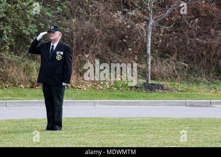 Eine Ehre Wachposten für die DONEL C. Kinnard Memorial State Veteran-kirchhof begrüßt als die Nationalhymne an einem Begräbnis für Private Shirley E. Bailey Dez. 2, 2017 Donel C. Kinnard Memorial State Veteran-kirchhof, Dunbar, W. Virginia gespielt Mitglieder der American Legion, West Virginia Army National Guard, Familie und mehr kam zu Bailey zu bezahlen, nachdem sein Körper in Deutschland 73 Jahre nach seinem Tod entdeckt wurde. (U.S. Air National Guard Foto von Airman Kaleb Vance) Stockfoto