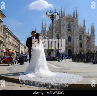Mailand, Italien - 17. April 2018: Neu verheirateten asiatischen Paar für Bilder an der Mailänder Piazza Del Duomo in Mailand, Lombardei, Italien darstellen Stockfoto