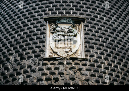 Closeup windows und Emblem Details der Burg Sforza, eines der wichtigsten Wahrzeichen und Sehenswürdigkeiten von Mailand, Italien. Stockfoto