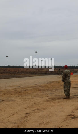 Operation Toy Drop ist ein multinationales Flugtraining, das am 7. Dezember 2017 in Camp Mackall, North Carolina, durchgeführt wurde. Das Archiv dokumentiert Fallschirmjäger der US-Armee aus neun Partnerländern, die Flugübungen zum Einsetzen und zur Einsatzbereitschaft üben. Stockfoto
