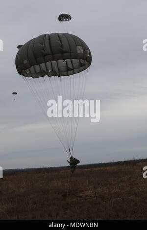 Operation Toy Drop 2017 war eine Flugübung der United States Army Reserve, die während des 20. Jährlichen Randy Ooler Memorial-Events in Camp Mackall, North Carolina, durchgeführt wurde. Ein Fallschirmjäger stieg am 7. Dezember 2017 von einem C-27J Spartan-Flugzeug in die Luzon Drop Zone ab. Das Archivbild dokumentiert die Ausbildung zum Einfügen in die Luft, die vom U.S. Army Civil Affairs and Psychological Operations Command (Airborne) durchgeführt wurde. Stockfoto