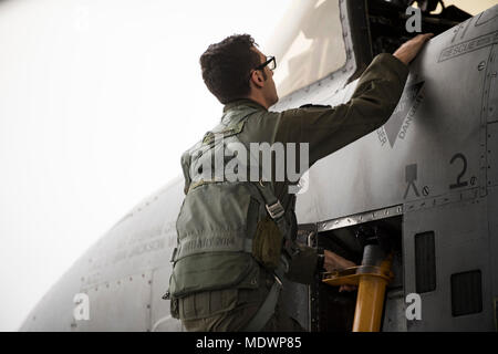 Ein Captain der United States Air Force, der der 75th Fighter Squadron zugeteilt wurde, bereitet sich am 6. Dezember 2017 auf der Moody Air Force Base in Georgia auf das Cockpit einer Fairchild Republic A-10C Thunderbolt II vor. Die 75th Fighter Squadron arbeitet unter der 23d Fighter Group im 23d Wing, Air Combat Command. Das Archivbild dokumentiert die Vorsortie-Verfahren während einer Phase 1- und Phase 2-Sortie-Überspannungsübung. Stockfoto