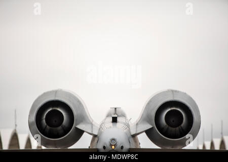 Ein US Air Force Pilot auf der 75th Fighter Squadron zugeordnet Taxis eine A-10 Thunderbolt II C in Richtung der Start- und Landebahn, Dez. 6, 2017, bei Moody Air Force Base, Ga. Moody Woche - lange, Phase 1, Phase 2 Übung sollen die 23 d-Wing's Fähigkeit Combatant Commander Ziele zu demonstrieren und getestet der Piloten und Betreuer die Möglichkeit, rund um die Uhr Einsätze beschleunigt während einer sortie Schwankung zu starten. (U.S. Air Force Foto: Staff Sgt. Ryan Callaghan) Stockfoto