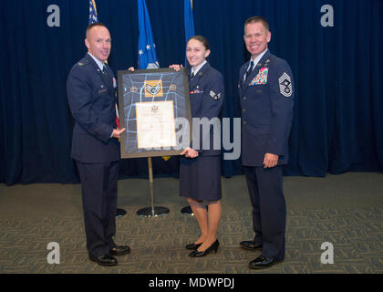 Acht Mannschaften Mitglieder gehören Staff Sergeant Raylee D. Phillips, 61 MDS/SGSM; SrA Laurence A. Limlangco, SMC/FMF; SrA Kiana Davalos, 61 MDS/SGSL; Brent M.Koch, 61 CS/SCO; John J. Egloff, SMC/DS; Michael R. Castronuebo, 61 MDS/SGPM; Randall J. Schopper jr., 61 MDS/SGSM; und SrA Adam L. Cushman, 61 CS SFS, wurden einige der neuesten Mitglieder der Luftwaffe der Unteroffizier und wurden in der Gordon Conference Center des Schriever Raum Komplex während der Raum und Missile Systems Center Senior NCO Induktion Zeremonie Dec 6, 2017 Los Angeles Air Force Base in El Segundo geehrt, Cal Stockfoto