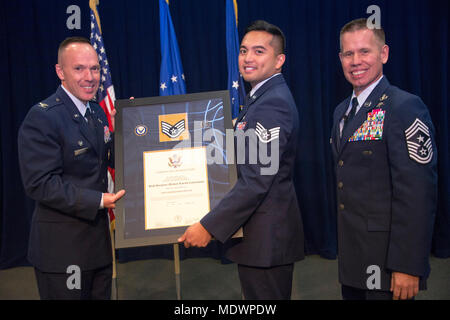 Acht Mannschaften Mitglieder gehören Staff Sergeant Raylee D. Phillips, 61 MDS/SGSM; SrA Laurence A. Limlangco, SMC/FMF; SrA Kiana Davalos, 61 MDS/SGSL; Brent M.Koch, 61 CS/SCO; John J. Egloff, SMC/DS; Michael R. Castronuebo, 61 MDS/SGPM; Randall J. Schopper jr., 61 MDS/SGSM; und SrA Adam L. Cushman, 61 CS SFS, wurden einige der neuesten Mitglieder der Luftwaffe der Unteroffizier und wurden in der Gordon Conference Center des Schriever Raum Komplex während der Raum und Missile Systems Center Senior NCO Induktion Zeremonie Dec 6, 2017 Los Angeles Air Force Base in El Segundo geehrt, Cal Stockfoto