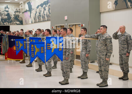 Oklahoma Armee und Nationalgarde Proben vor dem Adjutanten allgemein Ändern des Befehls Zeremonie an der Normannischen Armee finden in Norman, Oklahoma, Dez. 9, 2017. Gouverneur Maria Fallen ernannt Generalmajor Michael Thompson, ab 15. November 2017. Thompson das Kommando der Oklahoma National Guard von Brig. Gen. Louis Wilham, interim Adjutant General. (U.S. Air National Guard Foto: Staff Sgt. Tyler Woodward) Stockfoto