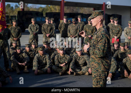 Us Marine Oberstleutnant Steven J. Weiß, kommandierender Offizier der 23 Marine Regiment, 4 Marine Division, spricht mit Marines mit 2 Bataillon, 23 Marine Regiment, 4 MarDiv nach Verleihung Marines für ihre Leistung während der Teilung - Wide Super Squad Wettbewerb in Whittier, Kalifornien. Dez. 9, 2017. Die Super Squad Wettbewerb wurde konzipiert, um eine 14-Mann Infanterie Squad in ein weites Feld und Live-fire Evolution zu bewerten. (U.S. Marine Corps Foto von Lance Cpl. Ricardo Davila / freigegeben) Stockfoto