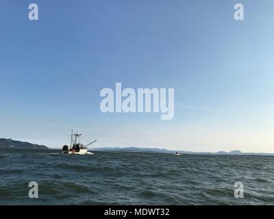 Der Küstenwache boot Besatzung an Bord der Triumph II, ein 52-Fuß-Motor Leben Boot von Coast Guard Kap Enttäuschung, schleppt die 58-Fuß-Schiff Ashlyne nach Astoria, Erz, 10.12.2017. Die Crew an Bord der Ashlyne verloren hat ungefähr 17 Meilen westlich von Willapa Bay, Washington, Nutzung der wichtigste Motor wenn Sie vier Menschen und 42.000 Pfund Fisch an Bord haben. U.S. Coast Guard Foto von Petty Officer 2. Klasse Matthew Fishler Stockfoto