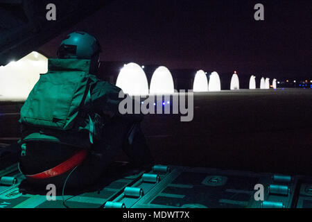 Airman 1st Class Matt Madson, 41st Truppentransporter Squadron C-130J Super Hercules Lademeister, blickt die Heckklappe während des Rollens während der Übung wachsam Ace 18, Dez. 6, 2017, in Osan Flughafen, Republik Korea. Wachsam Ace 18 ist eine in den USA - Republik Korea kombinierte Übung zur Verbesserung der operativen und taktischen Ebene Koordinierung durch kombiniert und die gemeinsame Bekämpfung der Ausbildung abzielen. (U.S. Air Force Foto von älteren Flieger Donald Hudson) Stockfoto