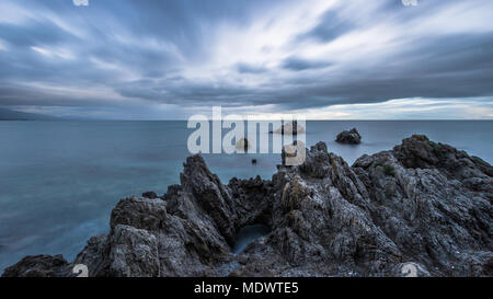 Eine lange Exposition von Torre de la Sal & Felsen unter einem dramatischen Himmel an der Südküste von Spanien. Stockfoto