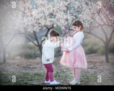 Kleiner Bruder und Schwester spielen im Park. Stockfoto