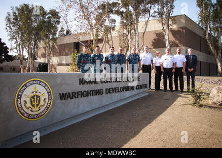 San Diego, Kalifornien (31. 8, 2017) in den USA und der Königlichen Norwegischen Marineoffiziere posieren für ein Foto während eines taktischen Arbeitsgruppe an der Naval Oberfläche und Mine Warfighting Development Center (SMWDC) Sitz. Die taktische Arbeitsgruppe ist eine fortlaufende Anstrengung zwischen der Königlichen Norwegischen Marine Maritime Warfare Center und das Naval Oberfläche und Mine Warfighting Entwicklung Mitte der Interoperabilität zwischen den Flotten zu erhöhen. SMWDC ist einer von fünf der Marine Warfighting Entwicklungszentren und seine Mission ist die Letalität und taktischen Kenntnisse der Oberfläche tritt in allen Bereichen zu erhöhen. ( Stockfoto