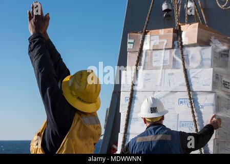 171211-N-GR 168-0071 ATLANTIK (31. 11, 2017) besiegt Mate 2. Klasse Derrick Elliot von Bunlevel, North Carolina und, signalisiert, dass die amphibious Transport dock Schiff USS New York (LPD 21) Cargo erhalten, die von der Flotte Auffüllung öler USNS Bighorn (T-AO 198), während Boatswains Mate 1. Klasse Daniel Lopez aus Miami führt den Cargo während einer Auffüllung auf See. Die New York vor kurzem abgeschlossene kombinierten Composite Trainingsgerät Übung und läuft die Vorbereitung für die geplante Bereitstellung Anfang nächsten Jahres. (U.S. Marine Foto von Mass Communication Specialist 2. Klasse Lyle Wilkie/Rele Stockfoto