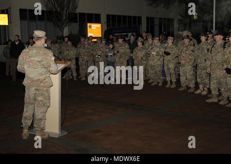 Oberst Phillip Baker, 1 Air Cavalry Brigade, 1.Kavallerie Division Commander, spricht mit Air Cav Troopers vor dem Baum Beleuchtung Dez. 11 in der Nähe von Storck Kaserne in Illesheim, Deutschland. (U.S. Armee Foto von SPC. DeMarco Wills, 1. Cav. Div. PAO (freigegeben) Stockfoto