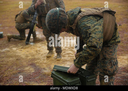 Lance Cpl. Robert Marino bereitet 81 mm hoch explosiven Mörtel Runden während einem Anruf-für-Fire Training übung in Camp Lejeune, N.C., Dez. 7, 2017. Marines Gespräch führen - für - fire Training, eine Methode der Fire Support verwendet, um einen Feind zu unterdrücken oder Sie richten eine defensive, mehrmals während des ganzen Jahres expeditionary Bereitschaft zu halten. Marino ist ein mortarman mit Alpha Company, 2. LAR. (U.S. Marine Corps Foto von Lance Cpl. Leynard Kyle Plazo) Stockfoto