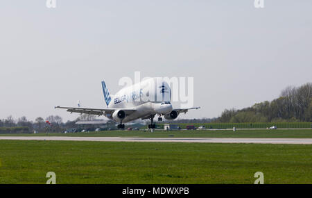 Hamburg, Deutschland - 17. April 2018: Airbus Beluga A300-600ST Anzahl 2 Landung am Airbus in Hamburg Finkenwerder Stockfoto