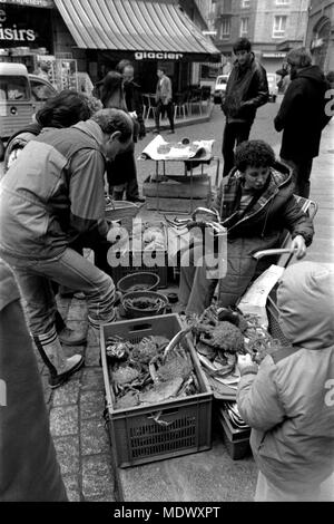 AJAXNETPHOTO. 1982. St. Malo, Frankreich. - Meeresfrüchte Anbieter - VERKAUF VON FRISCHEN KRABBEN AUF DEN STRASSEN DER ALTSTADT. Foto: Jonathan Eastland/AJAX REF: 821007 F 5153 Stockfoto