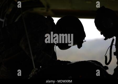 SCHOFIELD Kasernen, Hawaii-SPC. Logan Mattix (Links), eine CH-47 Chinook Crew Chief mit dem 25 Combat Aviation Brigade, und Chief Warrant Officer 3 Gregory Benson (Rechts), einen fallschirmabwurf Systeme Techniker mit dem 25 Sustainment Brigade, bereiten einen manipulierten low cost Low Altitude (LCLA) Last bei Kahuku Training Area 12 Dezember fallen zu lassen, während eine Lieferung. Die LCLA Lieferung Methode wird am Boden Truppen bei weniger Kosten und höhere Genauigkeit als eine der großen Höhe airdrop ist die bevorzugte Methode für leichte Verbrauchsmaterialien zu versorgen. (U.S. Armee Foto von Sgt. Ian Ives, 25 S Stockfoto