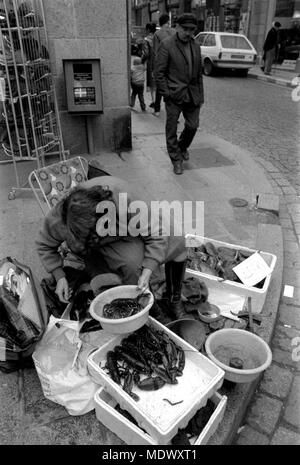 AJAXNETPHOTO. 1982. St. Malo, Frankreich. - Meeresfrüchte Anbieter - VERKAUF VON FRISCHEN HUMMER AUF DEN STRASSEN DER ALTSTADT. Foto: Jonathan Eastland/AJAX REF: 821007 F 5156 Stockfoto