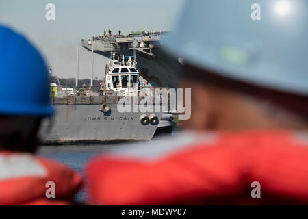 Bucht von Tokio, Japan (31. 13, 2017) - der Arleigh-burke-Klasse geführte Anti-raketen-Zerstörer USS John S. McCain (DDG56) ist an der Pier in Flotte Aktivitäten (FLEACT) Yokosuka geschleppt. John S. McCain Reparaturen am Schiff Reparaturwerkstatt - Japan regionale Maintenance Center in Yokosuka unterzogen werden. (U. S. Navy Foto von Mass Communication Specialist 1. Klasse Jason Kofonow/Freigegeben) Stockfoto