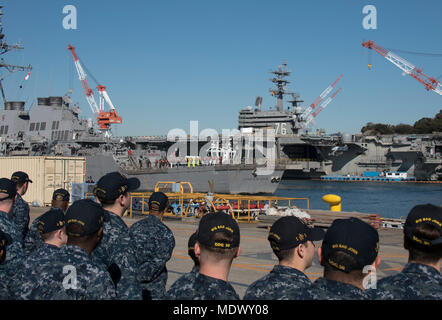 Bucht von Tokio, Japan (31. 13, 2017) - der Arleigh-burke-Klasse geführte Anti-raketen-Zerstörer USS John S. McCain (DDG56) ist an der Pier in Flotte Aktivitäten (FLEACT) Yokosuka geschleppt. John S. McCain Reparaturen am Schiff Reparaturwerkstatt - Japan regionale Maintenance Center in Yokosuka unterzogen werden. (U. S. Navy Foto von Mass Communication Specialist 1. Klasse Jason Kofonow/Freigegeben) Stockfoto