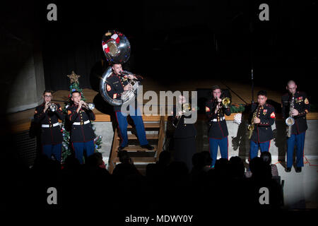 III Marine Expeditionary Force Brass Band ist Teil der III Marine Expeditionary Force Band des United States Marine Corps, das in Okinawa stationiert ist. Am 6. Dezember 2017 trat das Ensemble in der Kin Town Community Hall während eines Weihnachtskonzernprogramms auf, das sich mit Charles Dickens’ Weihnachtslied befasste. Das Archivbild dokumentiert die musikalische Aufführung am Gemeindeort. Stockfoto
