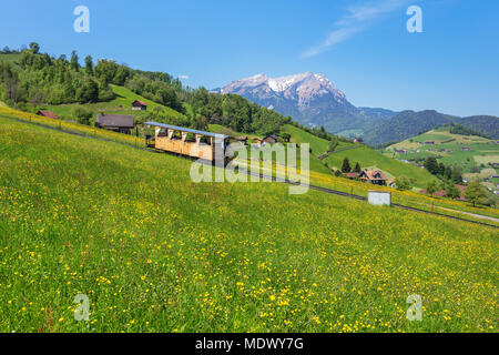 Mt. Stanserhorn, Schweiz - 8. Mai 2016: Frühling Blick vom Fuß des Mt. Stanserhorn, Personen in einem Auto des Stanserhorn Seilbahn, s Stockfoto