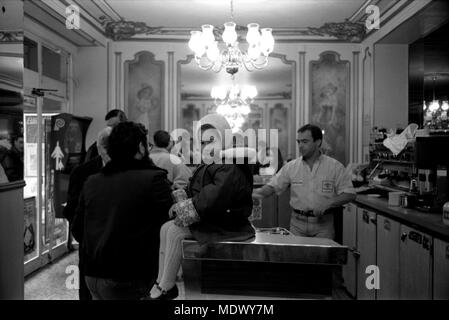 AJAXNETPHOTO. PARIS, Frankreich. - CAFE GESELLSCHAFT - Szene in einer Bar in der Nähe von Bir HAKHEIM. Foto: Jonathan Eastland/AJAX REF: 9004 15001 Stockfoto