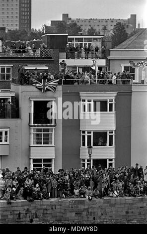 AJAXNETPHOTO. JUNI 1977. PORTSMOUTH, ENGLAND. - ÜBERFÜLLTE WÄNDE - HEISSE WÄNDE UND HAUSBALKONE IM ALTEN PORTSMOUTH VOLLER LEUTE, DIE DIE ABFAHRT VON SCHIFFEN BEOBACHTEN, DIE ZUM SPITHEAD-ANKERPLATZ UND ZUM SILBERJUBILÄUM DER KÖNIGIN FAHREN. FOTO: JONATHAN EASTLAND/AJAX REF:77 18001 Stockfoto