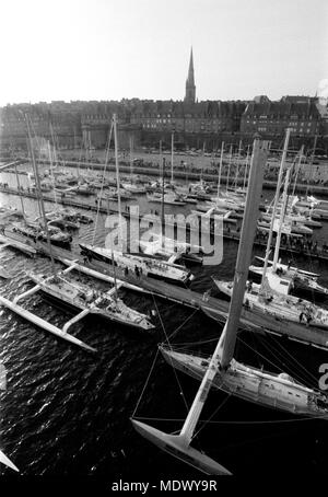 AJAX-NEWS FOTOS. 1982. St. Malo, Frankreich. - ROUTE DU RHUM RENNEN EINTRÄGE GÜNSTIG IM BASSIN VAUBIN VOR DEM START. Foto: Jonathan Eastland/AJAX REF: 821007 14A017 Stockfoto