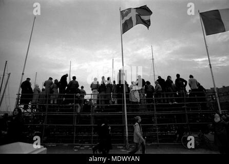 AJAX-NEWS FOTOS. 1982. St. Malo, Frankreich. - Massen auf einer Plattform zuschauen Route du Rhum RENNEN EINTRÄGE GÜNSTIG IM BASSIN VAUBIN VOR DEM START. Foto: Jonathan Eastland/AJAX REF: 821007 7029 Stockfoto