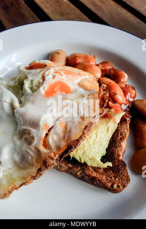 Spiegelei, Avocado und Bohnen auf Toast Stockfoto