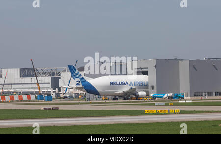 Hamburg, Deutschland - 17. April 2018: Airbus Beluga A300-600ST Nr. 2 Entladen am Airbus in Hamburg Finkenwerder Stockfoto